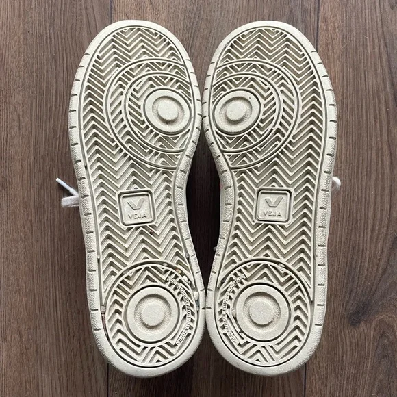 Veja V-90 leather sneaker men’s size 9 - Picture 3 of 3